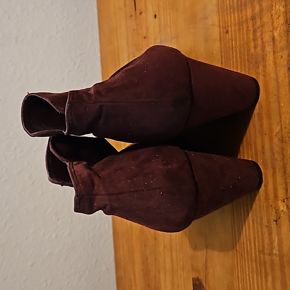 BCBG burgundy wedge ankle boots with gold side zippers size 10 - Picture 3 of 10